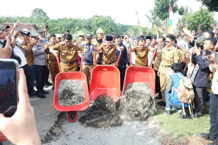Bupati Lampung Utara Dr. Ir. H. Hamartoni Ahadis , M.Si. Hadiri Groundbreaking Perbaikan Jalan Bersama Gubernur Lampung