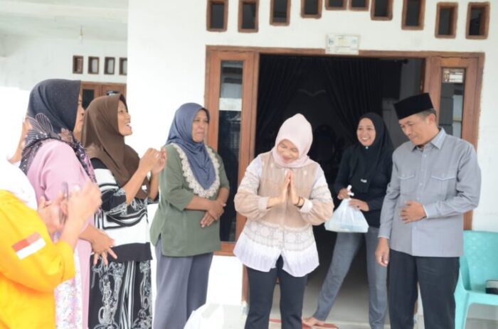 Anggota DPRD Lampung Heni Susilo dan Emak-emak Sanggar Senam Segar Ayu Bagikan Takjil Secara Door To Door