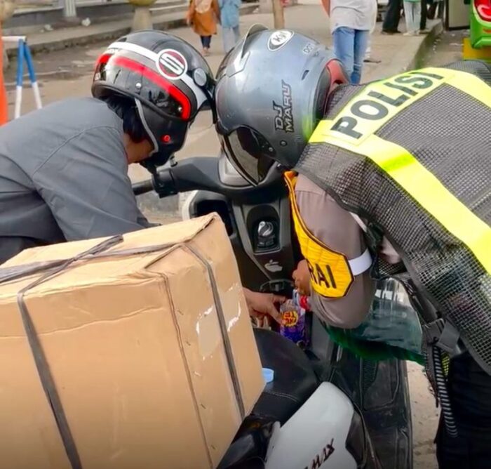 Anggota Polres Lampung Tengah Sigap, Siapkan BBM Keliling Untuk Para Pemudik