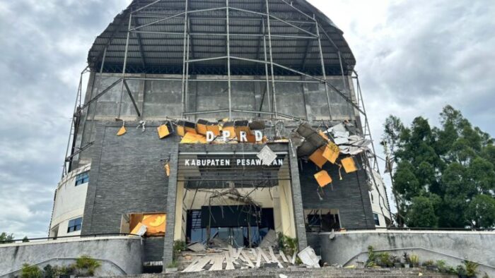 Atap Gedung Anggota DPRD Kabupaten Pesawaran Ambruk