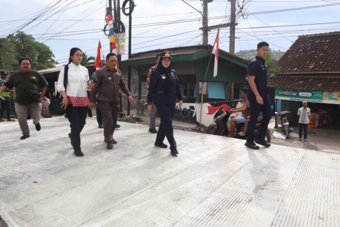 Wali Kota Eva Dwiana Tinjau Perbaikan Jalan Tirtayasa Sukabumi