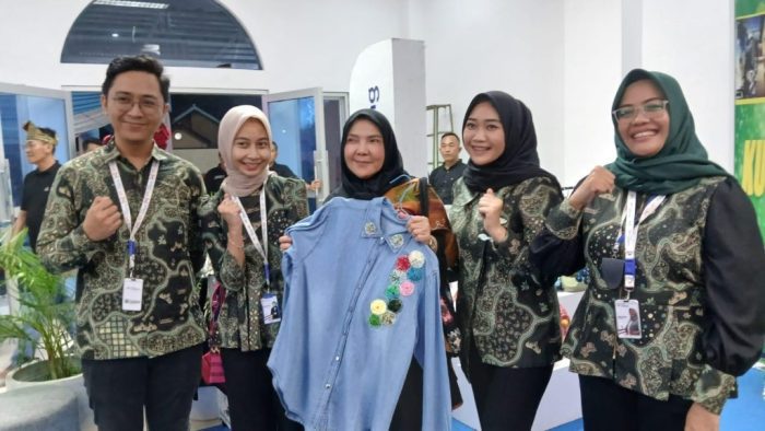 Walikota Bandar Lampung Eva Dwiana Borong Pruduk UMKM Lokal Dan Beri Hadiah Umroh Gratis 