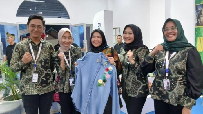 Bunda Eva Borong Produk dan Beri Umrah Gratis di Bandar Lampung Expo 2025, UMKM Lokal Banjir Dukungan