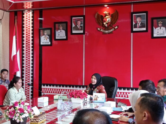 Wali Kota Bandar Lampung Hj. Eva Dwiana Berikan Bantuan Kepada Korban Bencana dan Warga Sakit