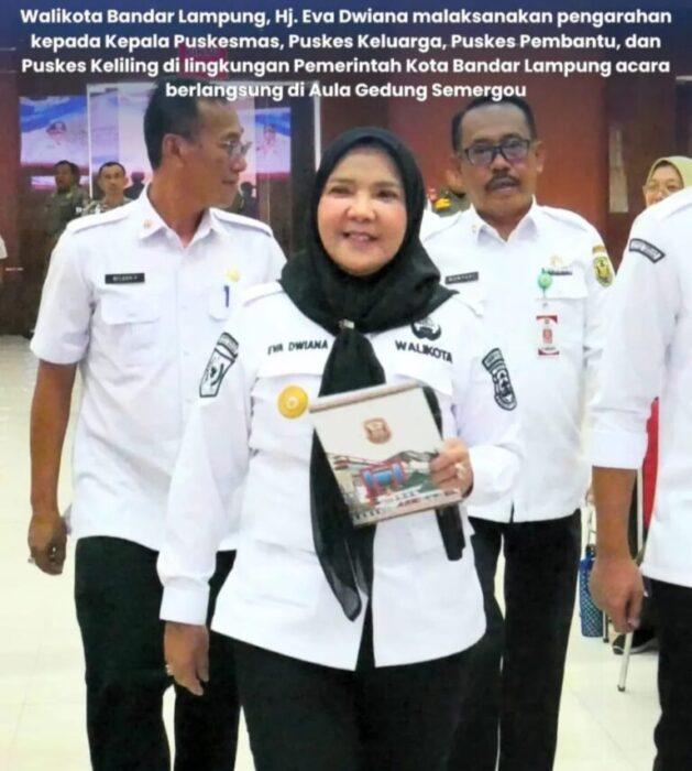 Walikota Bandar Lampung Berikan Penghargaan Kepada Petugas Kesehatan