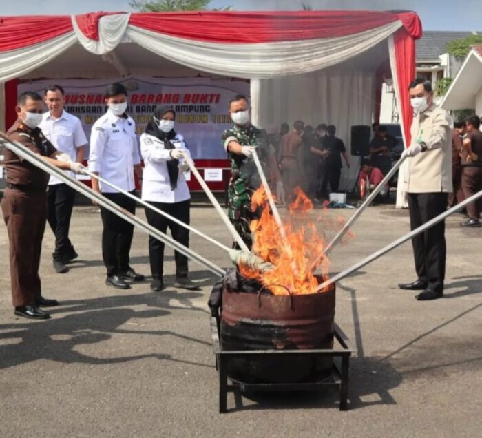 Walikota Bandar Lampung Menghadiri Pemusnahan Barang Bukti Tindak Pidana Umum oleh Kejari
