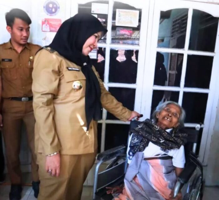 Walikota Bandar Lampung Berikan Bantuan Kepada Warga Disabilitas, Berupa Kursi Roda, Alat Dengar dll