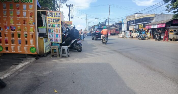 Tidak Adanya Penertiban PKL Di Jl Hi. Komaruddin Rajabasa, Sebabkan Kemacetan Parah