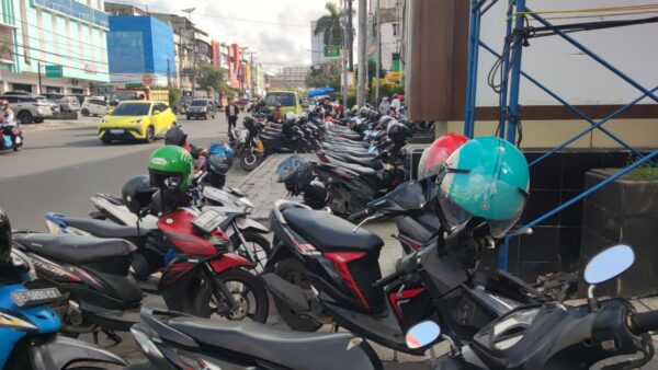 Tidak Tegas, Parkir Liar di Depan Mall Kartini Tak Tersentuh Penindakan