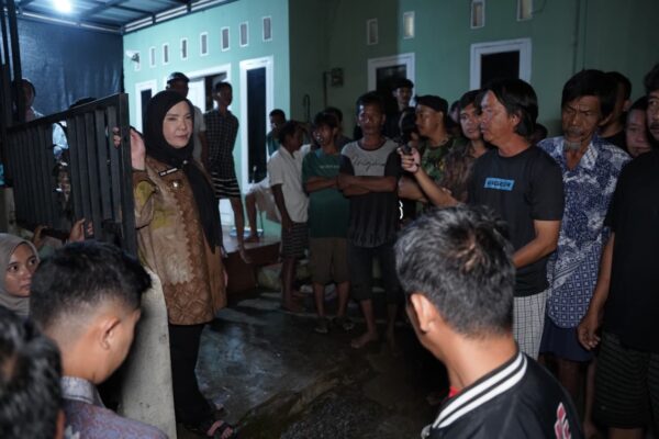 Walikota Bandar Lampung Beri Bantuan dan Cek Keadaan Masyarakat Yang Terkena Banjir
