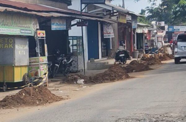 Semerawut, Penggalian Lubang Milik PDAM Way Rilau di Jln. H. Komarudin Dikeluhkan Pengendara