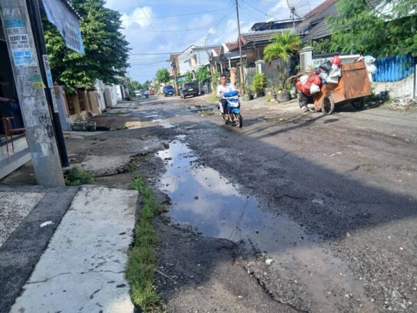 Jalan Rusak di Perumnas Way Halim Dikeluhkan Warga