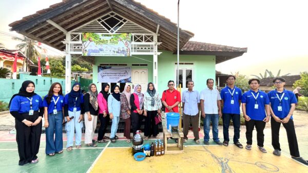 Dari Limbah Jadi Pupuk, Mahasiswa KKN Unila Kenalkan Teknologi Pengolahan Kotoran Kambing di Desa Sungai Langka